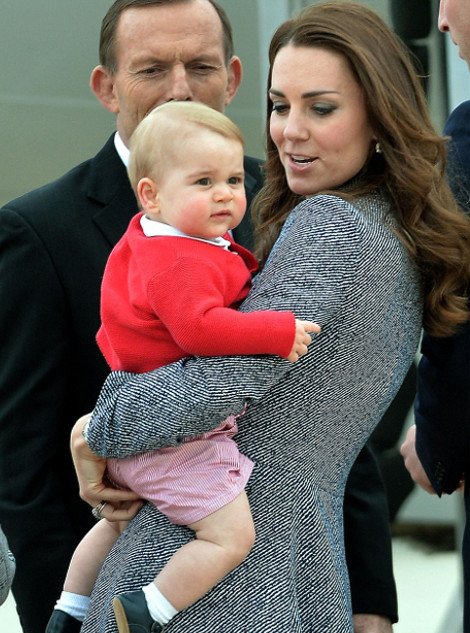 O πρίγκιπας Τζορτζ έκλεψε ξανά τις εντυπώσεις από τη «σταρ» Κέιτ Μίντλετον -Οι απίστευτες γκριμάτσες και το κόκκινο-ροζ κοστούμι του [εικόνες] | iefimerida.gr 6