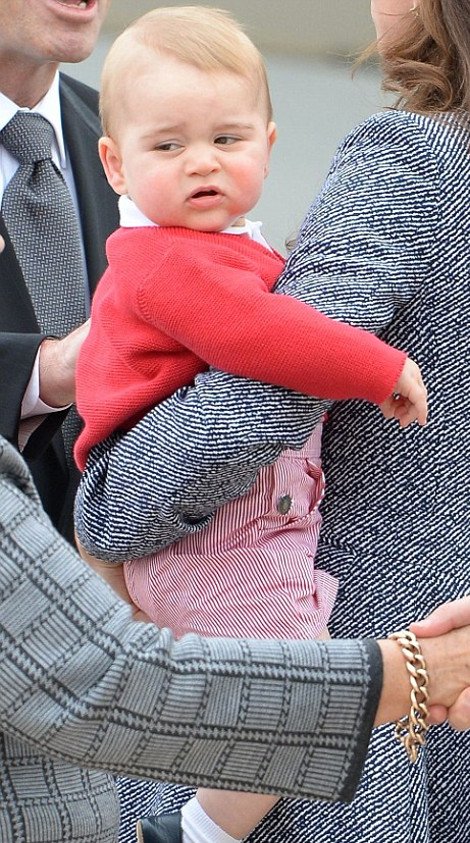 O πρίγκιπας Τζορτζ έκλεψε ξανά τις εντυπώσεις από τη «σταρ» Κέιτ Μίντλετον -Οι απίστευτες γκριμάτσες και το κόκκινο-ροζ κοστούμι του [εικόνες] | iefimerida.gr 7