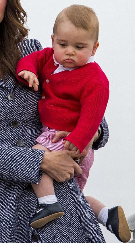 O πρίγκιπας Τζορτζ έκλεψε ξανά τις εντυπώσεις από τη «σταρ» Κέιτ Μίντλετον -Οι απίστευτες γκριμάτσες και το κόκκινο-ροζ κοστούμι του [εικόνες] | iefimerida.gr 8