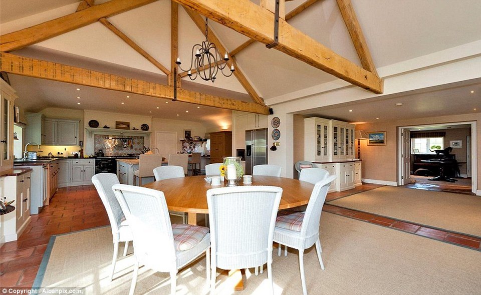 Η νέα βίλα χλιδής του πρίγκιπα Χάρι -Κατάλληλη για πάρτι! [εικόνες] | iefimerida.gr 1