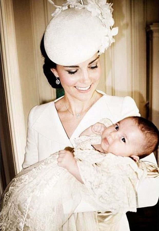  Η βρετανική βασιλική οικογένεια ποζάρει χαμογελαστή μετά τη βάφτιση της Σάρλοτ -Ο Τζορτζ κλέβει και πάλι την παράσταση [εικόνες] | iefimerida.gr 4