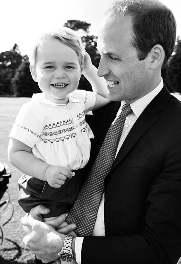  Η βρετανική βασιλική οικογένεια ποζάρει χαμογελαστή μετά τη βάφτιση της Σάρλοτ -Ο Τζορτζ κλέβει και πάλι την παράσταση [εικόνες] | iefimerida.gr 3