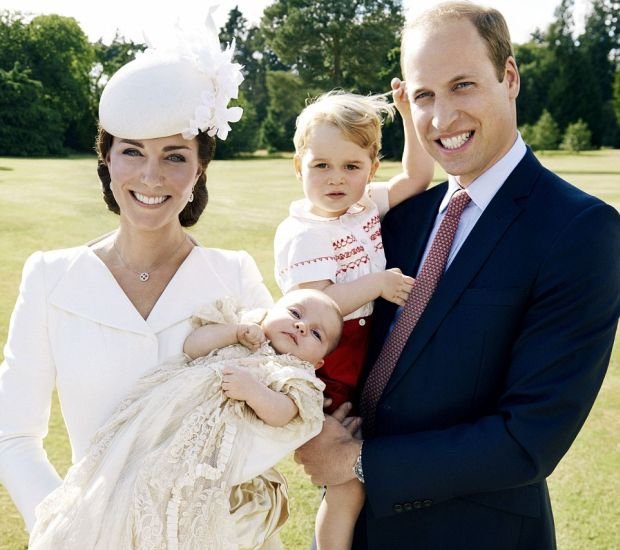  Η βρετανική βασιλική οικογένεια ποζάρει χαμογελαστή μετά τη βάφτιση της Σάρλοτ -Ο Τζορτζ κλέβει και πάλι την παράσταση [εικόνες] | iefimerida.gr 2