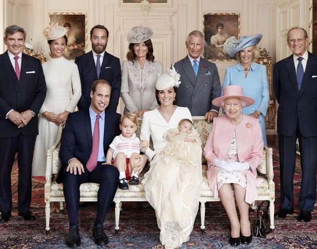  Η βρετανική βασιλική οικογένεια ποζάρει χαμογελαστή μετά τη βάφτιση της Σάρλοτ -Ο Τζορτζ κλέβει και πάλι την παράσταση [εικόνες] | iefimerida.gr 0