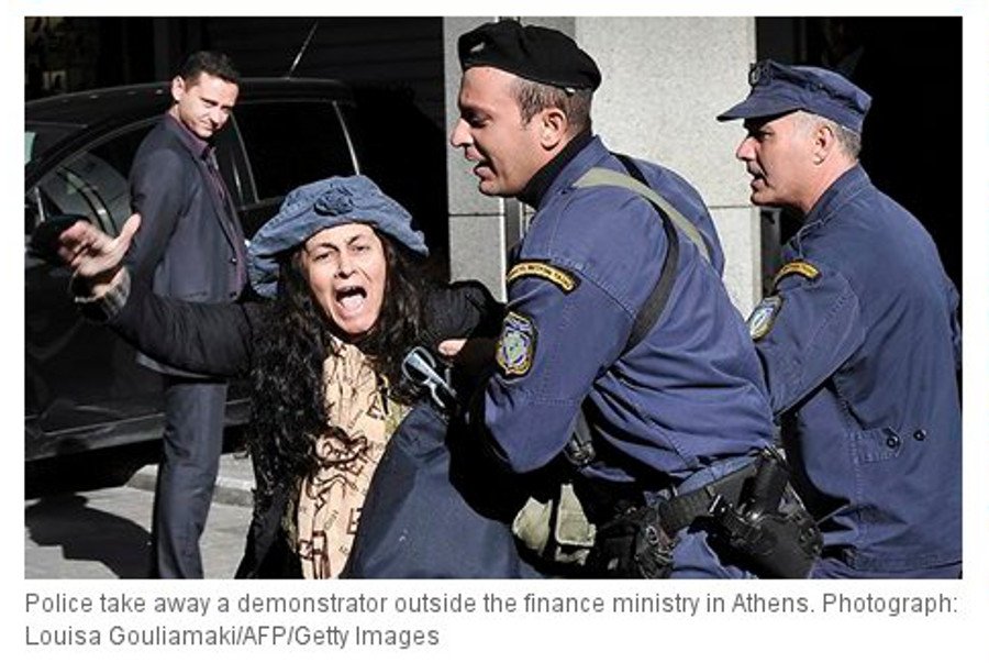 Ο Guardian γράφει για τις αντιδράσεις στην Ελλάδα και βάζει φωτογραφία της Ελένης Λουκά ως διαδηλώτριας [εικόνα] | iefimerida.gr 0