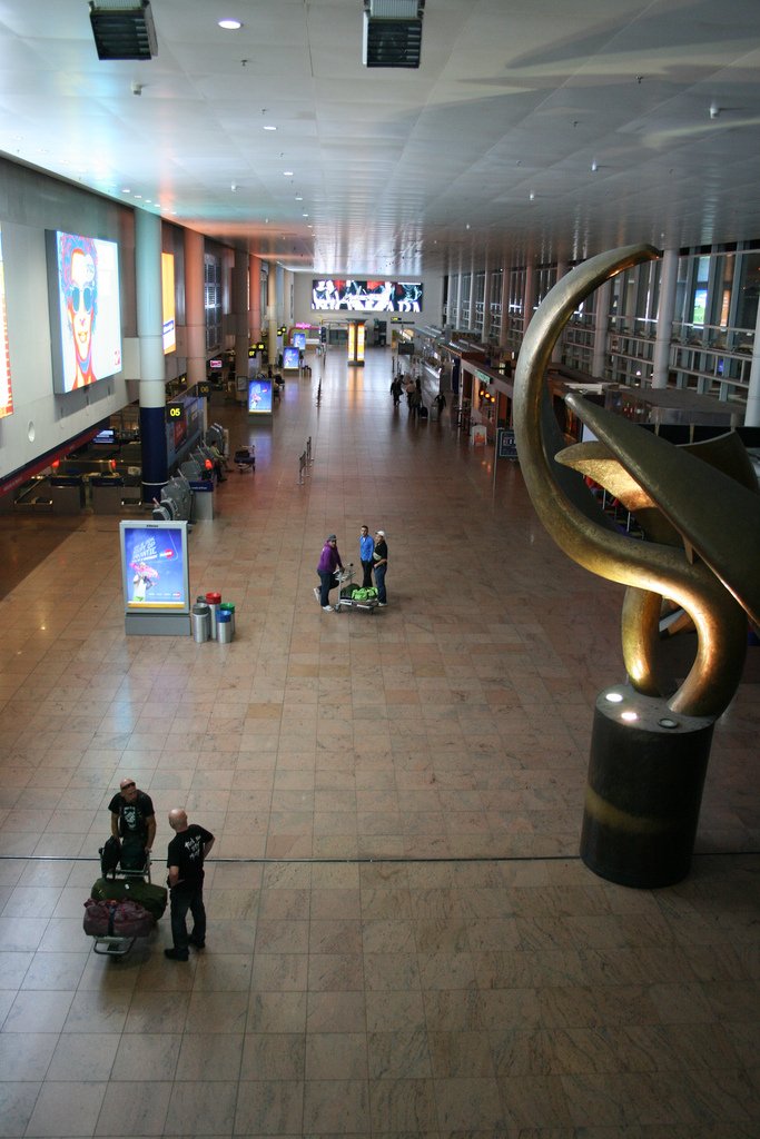 Το αεροδρόμιο των Βρυξελλών πριν και μετά τις επιθέσεις -Οι καταστροφές δείχνουν το μέγεθος των εκρήξεων [εικόνες] | iefimerida.gr 0