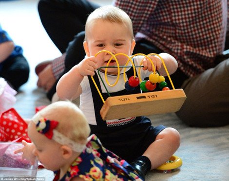 Ο πρίγκιπας Γεώργιος μεγάλωσε -Γιόρτασε τα πρώτα του γενέθλια και ενθουσιάστηκε με μία πεταλούδα [εικόνες] | iefimerida.gr 4