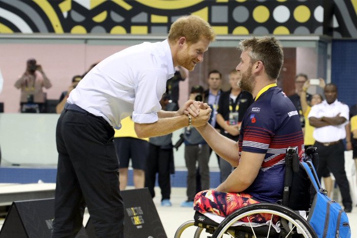 Σαν φιλαράκια Ομπάμα και Χάρι στην κερκίδα -Η λατρεία του πρίγκιπα για τα μωρά [εικόνες] | iefimerida.gr 1