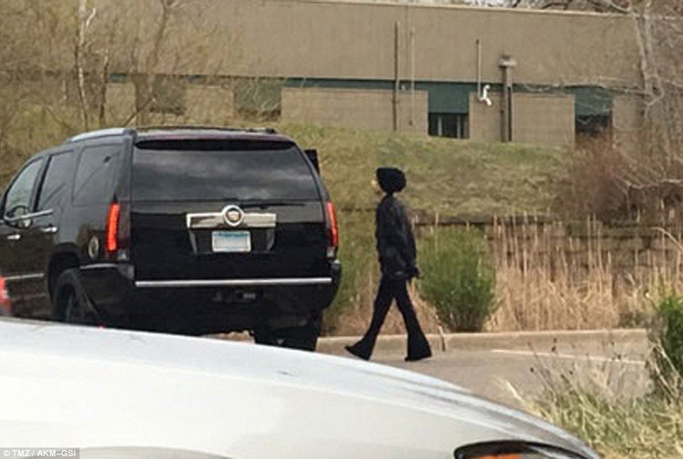 Νοσηλεύτηκε για υπερβολική δόση ναρκωτικών ο Prince λίγο πριν πεθάνει; Η φωτογραφία 15 ώρες πριν βρεθεί νεκρός [εικόνες] | iefimerida.gr 0