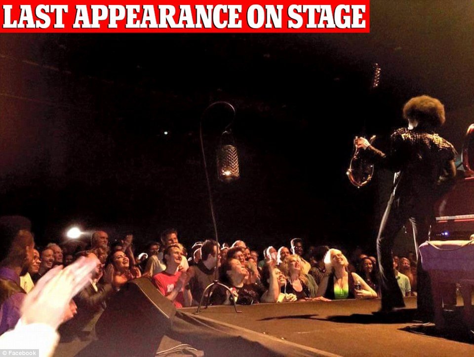 Νοσηλεύτηκε για υπερβολική δόση ναρκωτικών ο Prince λίγο πριν πεθάνει; Η φωτογραφία 15 ώρες πριν βρεθεί νεκρός [εικόνες] | iefimerida.gr 2