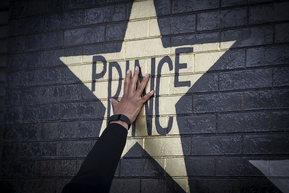 Ενα χρόνο μετά τον θάνατο του Prince, «βρέχει βιολέτες» στην Μινεάπολη [εικόνες] | iefimerida.gr 2