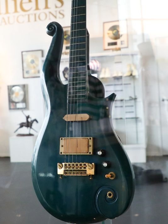 Η περίτεχνη μπλε κιθάρα του Πρινς πωλήθηκε 700.000 δολάρια [εικόνα] | iefimerida.gr 0