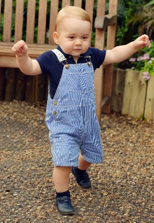 H πρώτη βασιλική βόλτα του πρίγκιπα Τζορτζ -Γίνεται ενός και το γιορτάζει με τα πρώτα του βήματα [εικόνες] | iefimerida.gr 0