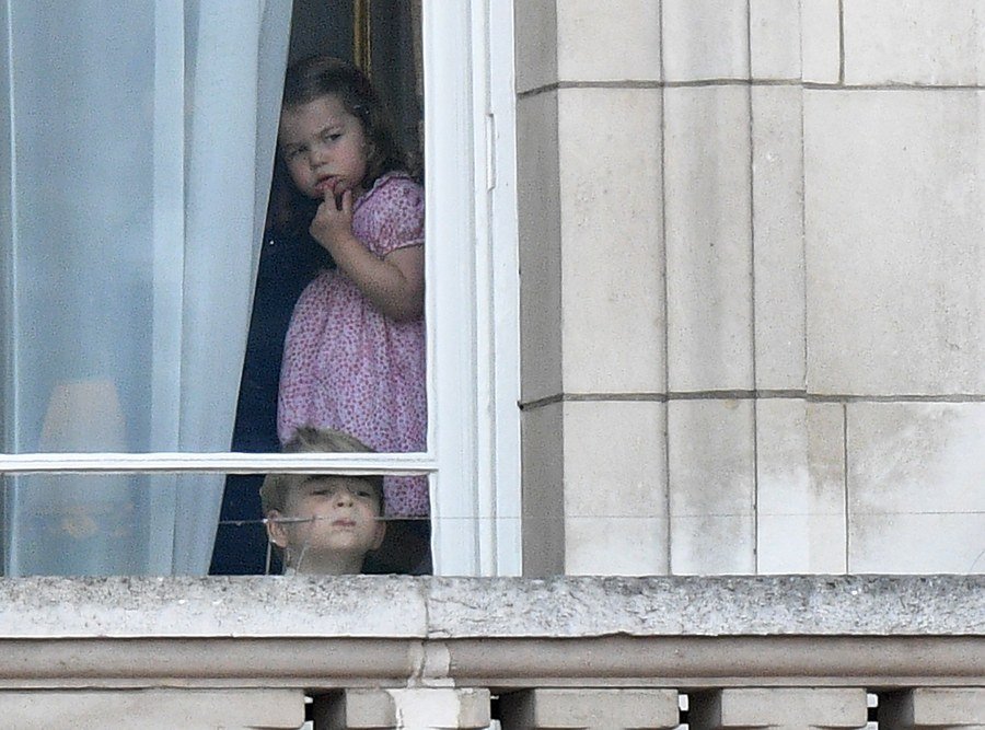 Οι γκριμάτσες του πρίγκιπα Tζορτζ και της αδερφής του Σάρλοτ στους εορτασμούς για τα 91α γενέθλια της Βασίλισσας Ελισάβετ [εικόνες] | iefimerida.gr 3