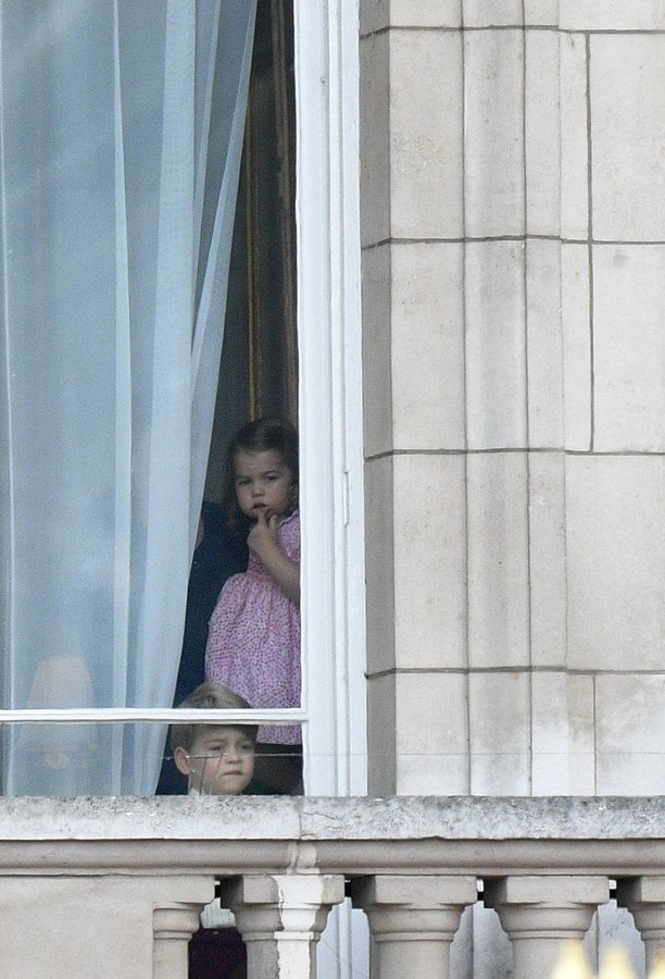 Οι γκριμάτσες του πρίγκιπα Tζορτζ και της αδερφής του Σάρλοτ στους εορτασμούς για τα 91α γενέθλια της Βασίλισσας Ελισάβετ [εικόνες] | iefimerida.gr 4