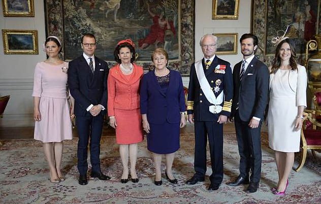 Το ροζ φόρεμα των 310 ευρώ που κολακεύει όλες -Το φοράνε παρουσιάστριες, πριγκίπισσες, σελέμπριτις [εικόνες] | iefimerida.gr 1