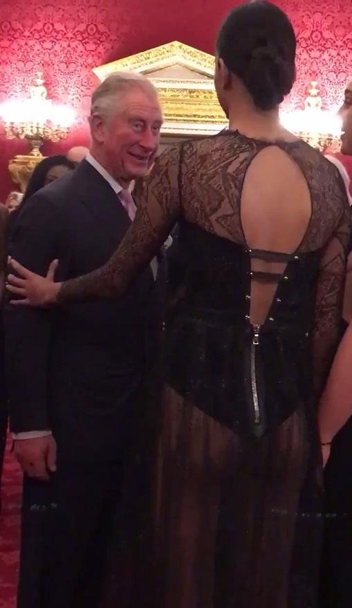 Ο πρίγκιπας Κάρολος φλέρταρε με μοντέλο σε δεξίωση -Είχε βγάλει τα οπίσθια στη φόρα [εικόνες & βίντεο] | iefimerida.gr 1