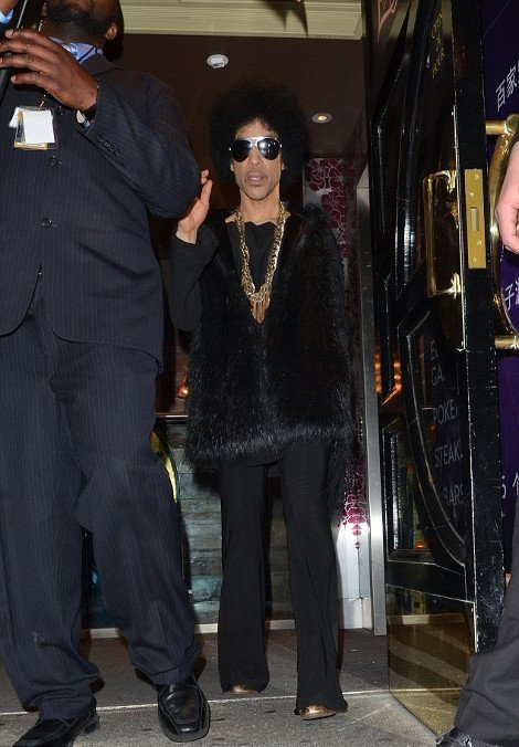 Η Κέιτ Μος μάλλον «λιώμα» –Αχτένιστη, άβαφη, με χαβανέζικο πουκάμισο και λεοπάρ παντελόνι [εικόνες] | iefimerida.gr 3