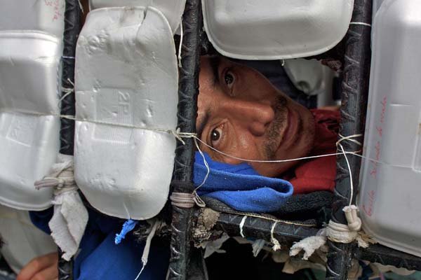 Μια φυλακή που φέρεται στους κρατούμενους σαν ζώα -Βρίσκονται στοιβαγμένοι σε κλουβιά [εικόνες] | iefimerida.gr 4