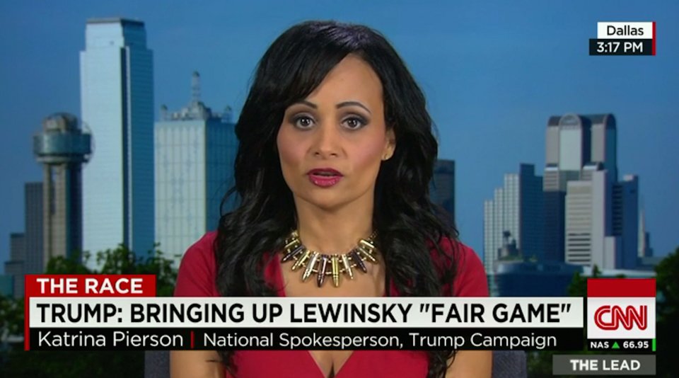 Η εκπρόσωπος του Ντόναλντ Τραμπ βγήκε στην τηλεόραση φορώντας κολιέ από αληθινές σφαίρες [εικόνες] | iefimerida.gr 1