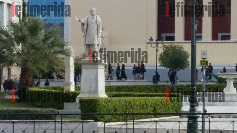 Φοιτητές πήγαν στην Πρυτανεία να ορκιστούν και έφαγαν πόρτα από τους αντιεξουσιαστές [εικόνες] | iefimerida.gr 2