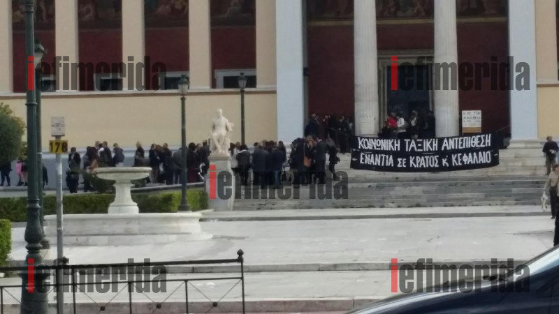 Φοιτητές πήγαν στην Πρυτανεία να ορκιστούν και έφαγαν πόρτα από τους αντιεξουσιαστές [εικόνες] | iefimerida.gr 3