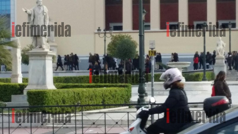 Φοιτητές πήγαν στην Πρυτανεία να ορκιστούν και έφαγαν πόρτα από τους αντιεξουσιαστές [εικόνες] | iefimerida.gr 4