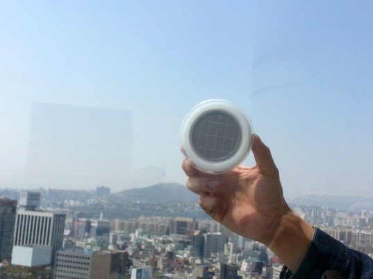 Φορτίστε οικολογικά και οικονομικά τις συσκευές σας με μία πρίζα παραθύρου [εικόνες] | iefimerida.gr 0