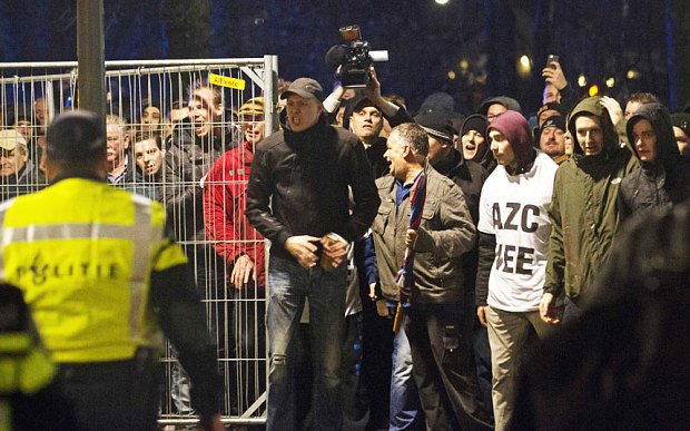 Χαμός στην Ολλανδία -Ξεσηκώθηκε μια πόλη και αντιδρά στο άνοιγμα κέντρου υποδοχής μεταναστών [εικόνες]  | iefimerida.gr 1