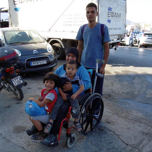 Διακινητές προσφύγων: Ζήτησαν 1.000 δολάρια για να μεταφέρουν στην Ελλάδα ένα αναπηρικό καροτσάκι [εικόνα]  | iefimerida.gr 0