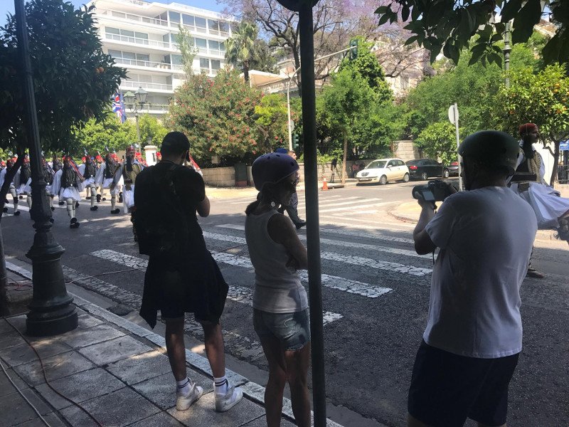 Οι εύζωνες στο Προεδρικό για την άφιξη του πρίγκιπα Καρόλου -Εντυπωσιάστηκαν οι τουρίστες  [εικόνες & βίντεο] | iefimerida.gr 0