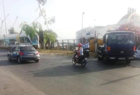 Αλλος «Ελληνάρας»: Παράτησε το αμάξι του στις γραμμές του τρένου στην Πάτρα [εικόνες] | iefimerida.gr 1