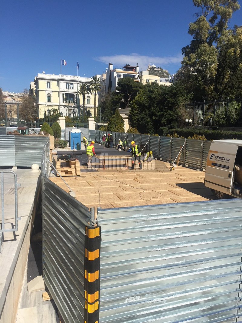 Αλλη όψη στη Βουλή: Εσκαψαν όλο το προαύλιο, φτιάχνουν το γυάλινο θόλο [εικόνες] | iefimerida.gr 2