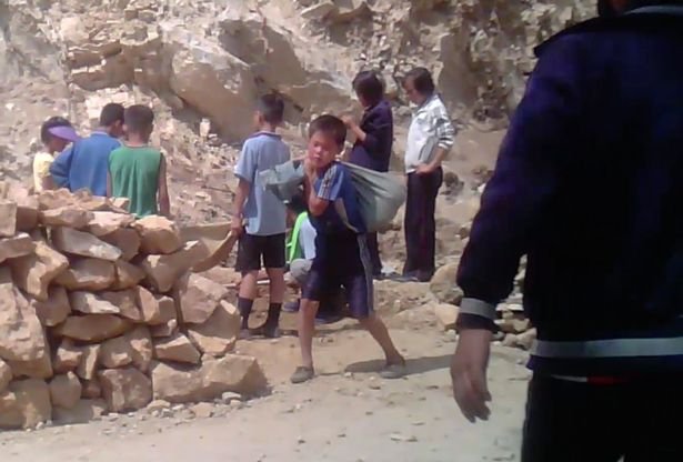 Ντοκουμέντο-σοκ στη Βόρεια Κορέα: Οι ανήλικοι σκλάβοι του Κιμ Γιουνγκ Ουν [εικόνες] | iefimerida.gr 2