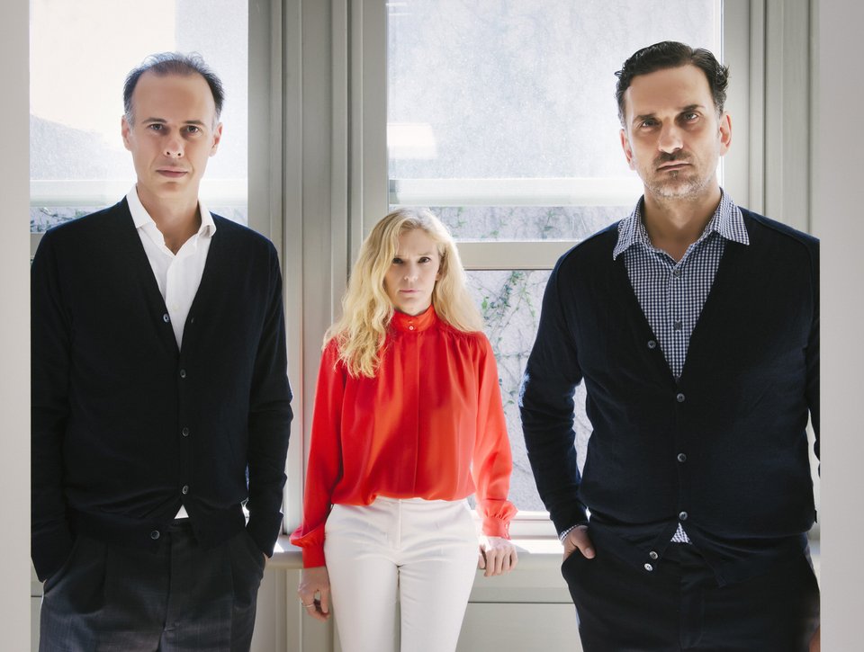 Προδοσία - Στους διαδρόμους του Δημοτικού Θεάτρου Πειραιά, με κοινωνό το κοινό [εικόνες] | iefimerida.gr 1