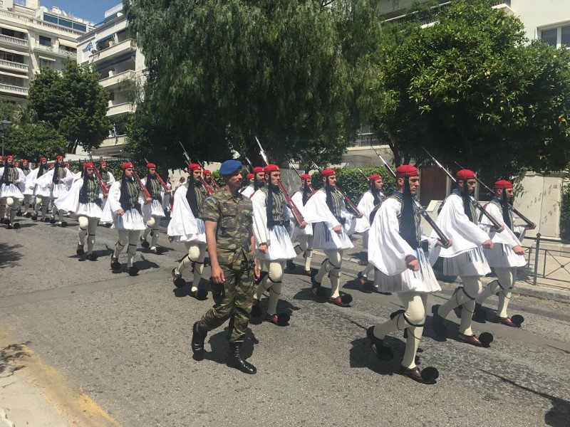 Οι εύζωνες στο Προεδρικό για την άφιξη του πρίγκιπα Καρόλου -Εντυπωσιάστηκαν οι τουρίστες  [εικόνες & βίντεο] | iefimerida.gr 1