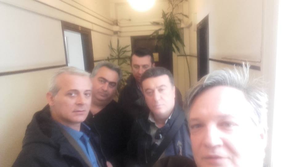Συνδικαλιστές των Σωμάτων Ασφαλείας κατέλαβαν το γραφείο Χουλιαράκη -Βγάζουν σέλφι και τον περιμένουν  [εικόνες] | iefimerida.gr 1