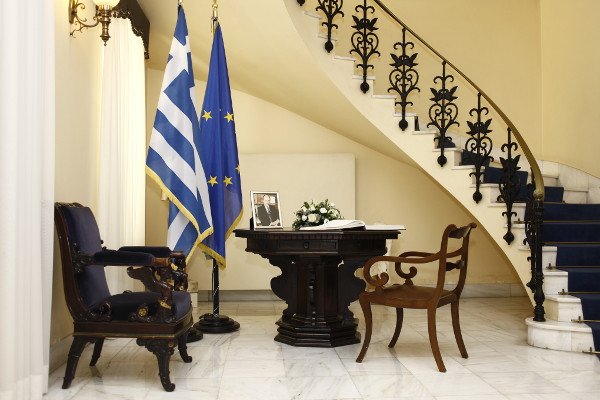 Βιβλίο συλλυπητηρίων για τον Κωστή Στεφανόπουλο άνοιξε η Προεδρία της Δημοκρατίας [εικόνες] | iefimerida.gr 1