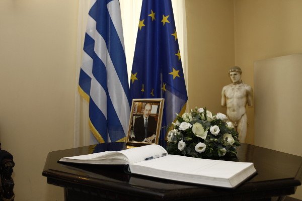 Βιβλίο συλλυπητηρίων για τον Κωστή Στεφανόπουλο άνοιξε η Προεδρία της Δημοκρατίας [εικόνες] | iefimerida.gr 0