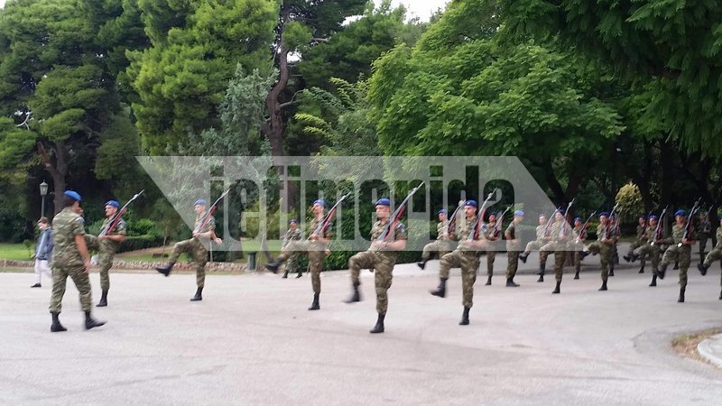 Οι τσολιάδες ακούν τα παραγγέλματα και αμέσως εκτελούν