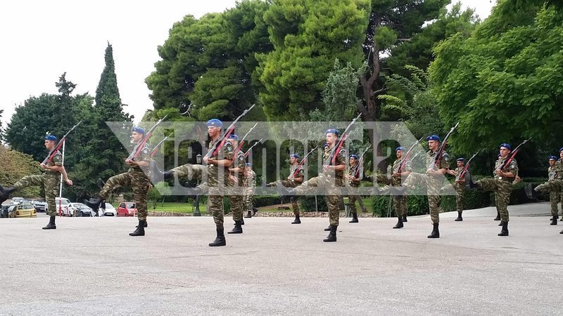 Ακόμα και στις πρόβες για την παρέλαση εντυπωσιάζει η Προεδρική Φρουρά [εικόνες & βίντεο] | iefimerida.gr 6