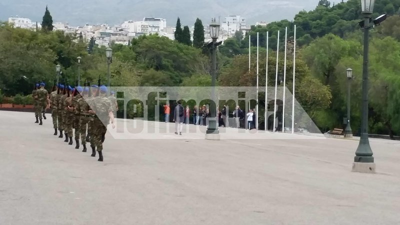 Οι τουρίστες σταματούν για να δουν την πρόβα της παρέλασης