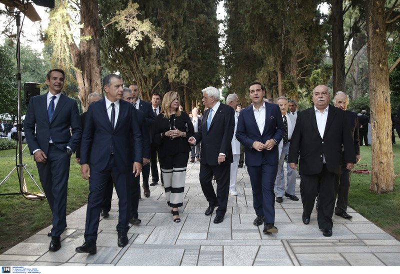 Η Κατερίνα Μάρκου στα κόκκινα, οι κυρίες με τα μαύρα και οι βουλευτίνες με τα έξαλλα ντυσίματα -Ολα όσα έγιναν χθες στους κήπους του Προεδρικού Μεγάρου [εικόνες] | iefimerida.gr 0