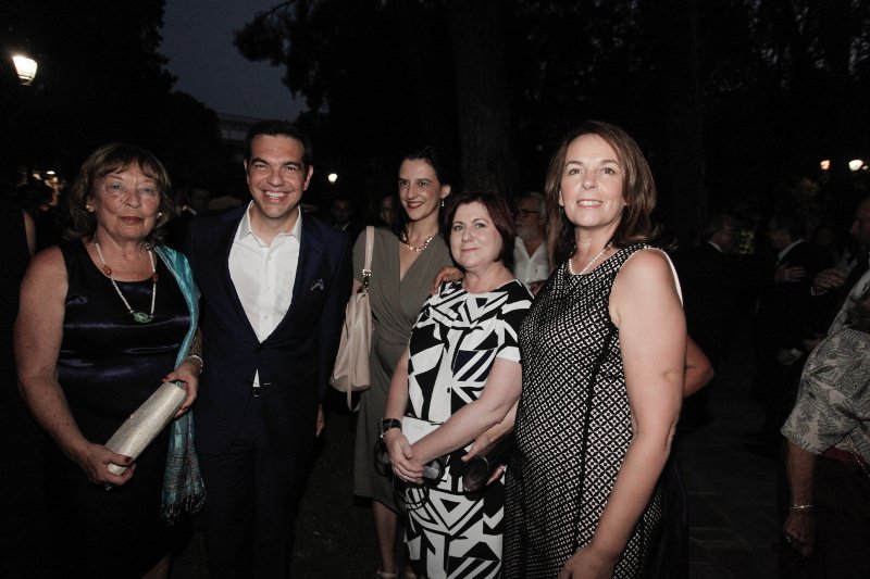 Η Κατερίνα Μάρκου στα κόκκινα, οι κυρίες με τα μαύρα και οι βουλευτίνες με τα έξαλλα ντυσίματα -Ολα όσα έγιναν χθες στους κήπους του Προεδρικού Μεγάρου [εικόνες] | iefimerida.gr 31