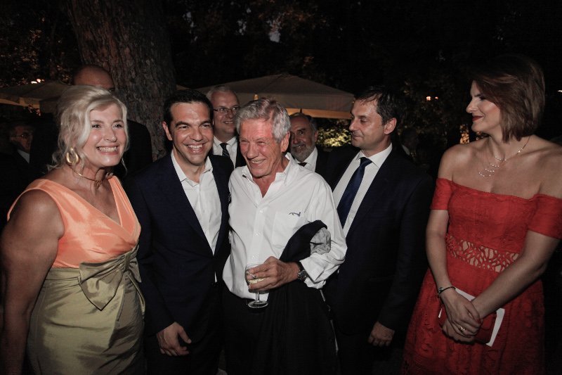 Η Κατερίνα Μάρκου στα κόκκινα, οι κυρίες με τα μαύρα και οι βουλευτίνες με τα έξαλλα ντυσίματα -Ολα όσα έγιναν χθες στους κήπους του Προεδρικού Μεγάρου [εικόνες] | iefimerida.gr 4