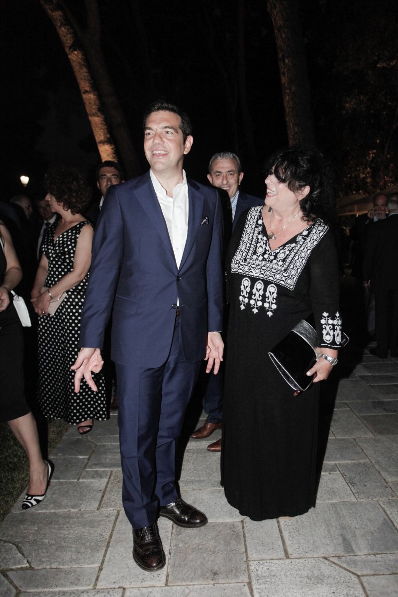 Η Κατερίνα Μάρκου στα κόκκινα, οι κυρίες με τα μαύρα και οι βουλευτίνες με τα έξαλλα ντυσίματα -Ολα όσα έγιναν χθες στους κήπους του Προεδρικού Μεγάρου [εικόνες] | iefimerida.gr 29