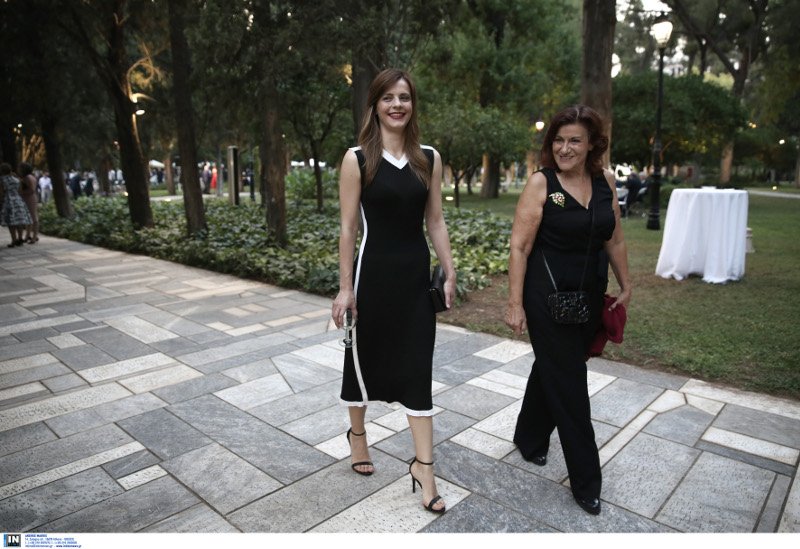 Η Κατερίνα Μάρκου στα κόκκινα, οι κυρίες με τα μαύρα και οι βουλευτίνες με τα έξαλλα ντυσίματα -Ολα όσα έγιναν χθες στους κήπους του Προεδρικού Μεγάρου [εικόνες] | iefimerida.gr 11