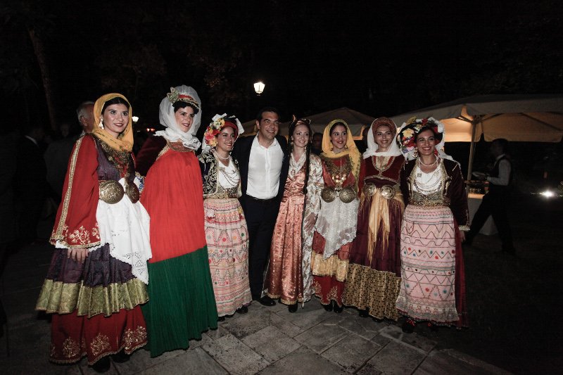 Η Κατερίνα Μάρκου στα κόκκινα, οι κυρίες με τα μαύρα και οι βουλευτίνες με τα έξαλλα ντυσίματα -Ολα όσα έγιναν χθες στους κήπους του Προεδρικού Μεγάρου [εικόνες] | iefimerida.gr 34