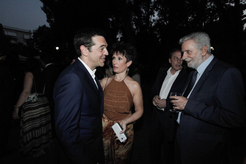 Η Κατερίνα Μάρκου στα κόκκινα, οι κυρίες με τα μαύρα και οι βουλευτίνες με τα έξαλλα ντυσίματα -Ολα όσα έγιναν χθες στους κήπους του Προεδρικού Μεγάρου [εικόνες] | iefimerida.gr 10