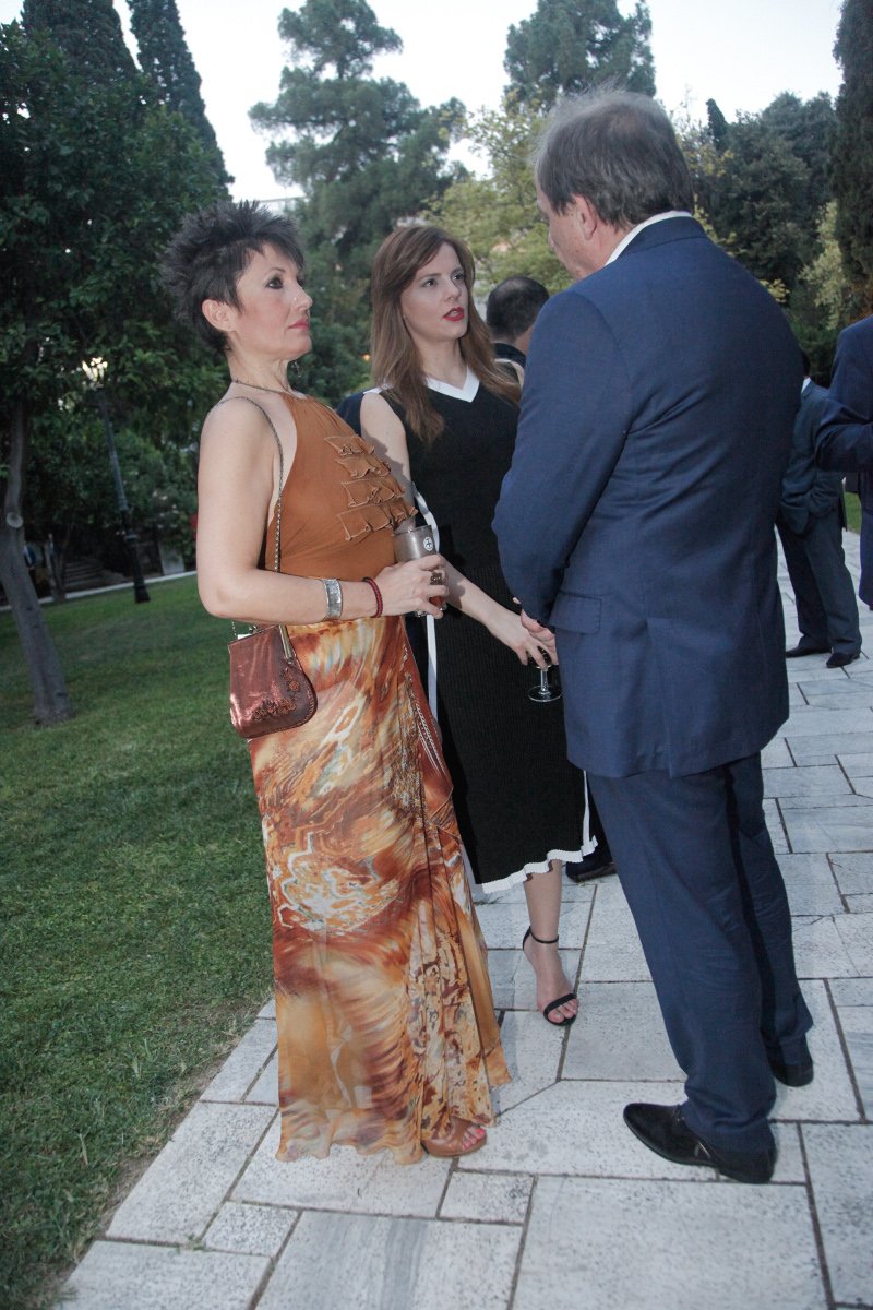 Η Κατερίνα Μάρκου στα κόκκινα, οι κυρίες με τα μαύρα και οι βουλευτίνες με τα έξαλλα ντυσίματα -Ολα όσα έγιναν χθες στους κήπους του Προεδρικού Μεγάρου [εικόνες] | iefimerida.gr 7